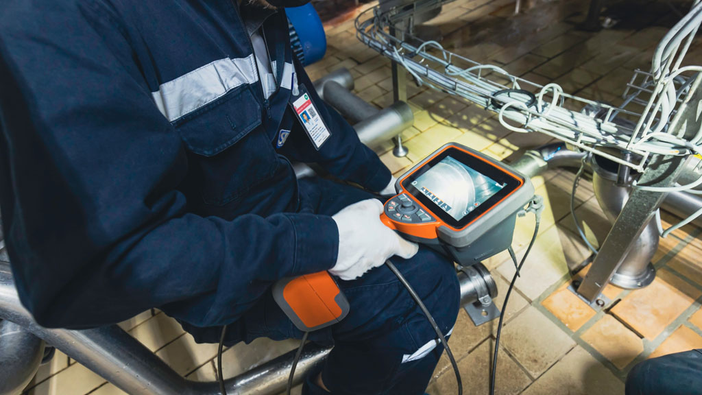 Écran de contrôle affichant l'intérieur d'une canalisation lors d'une inspection vidéo